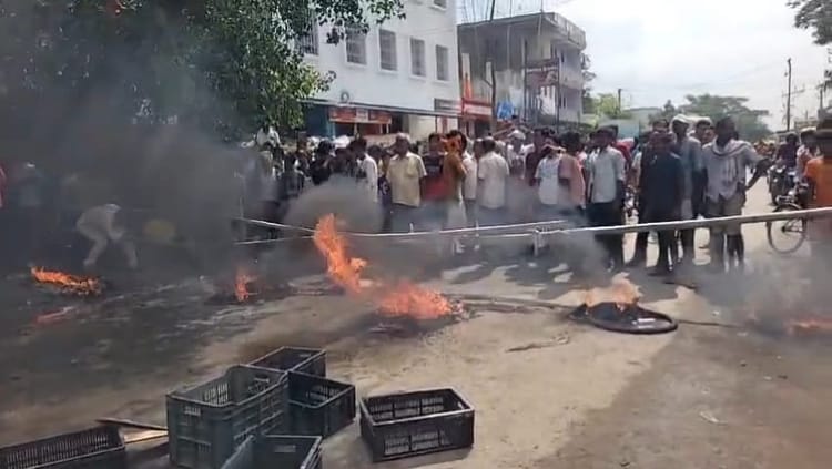 Bihar News: वैशाली के मीनापुर में जलजमाव से परेशान लोग सड़क पर उतरे, आगजनी कर किया जाम; कई वाहन फंसे