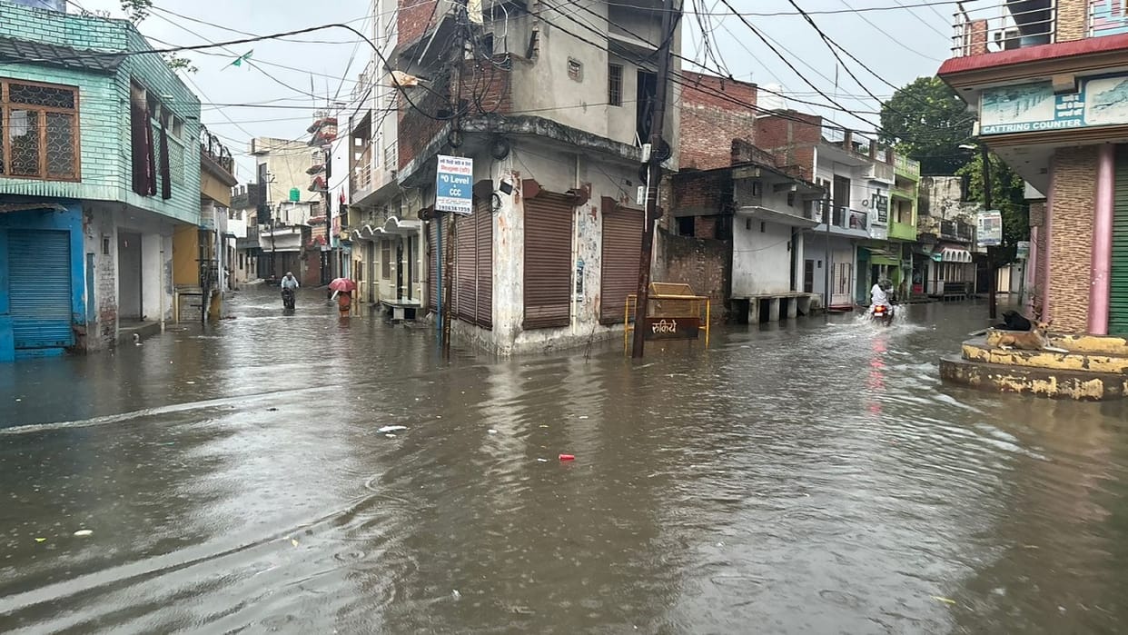 Weather Today drizzle in Bareilly and heavy rain in Pilibhit