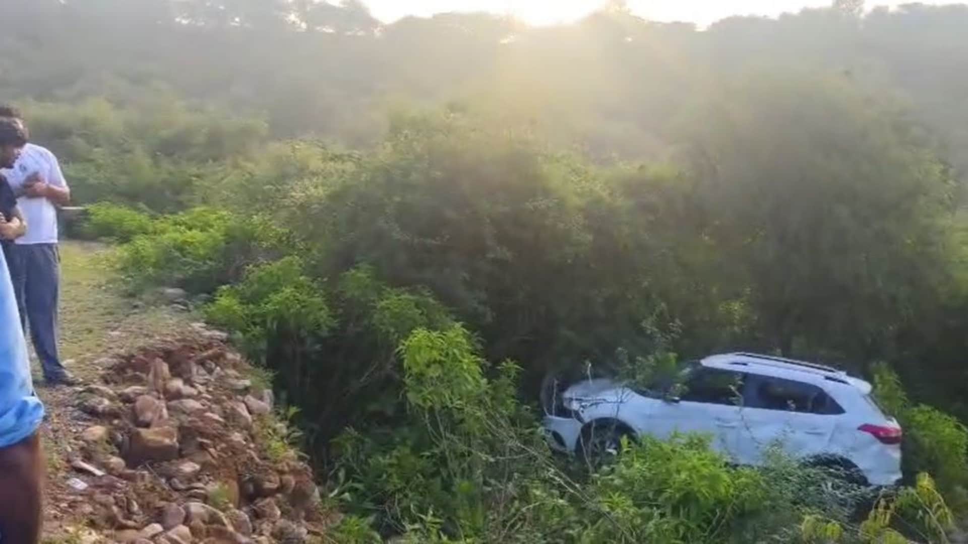 झाड़ियों में फंसी कार