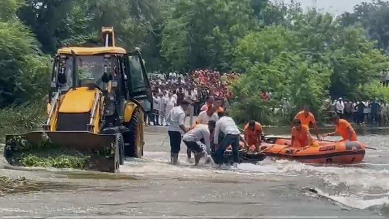 Salumbar News: Teacher's bike falls into river, SDRF engaged in ongoing rescue operation