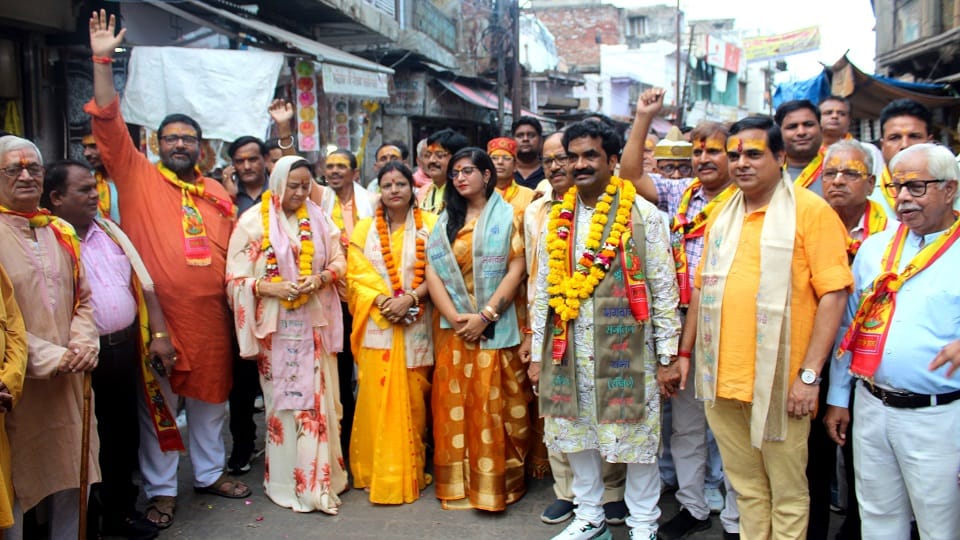 After Shobha yatra, Lord Veda seated in the Hathras Mela camp