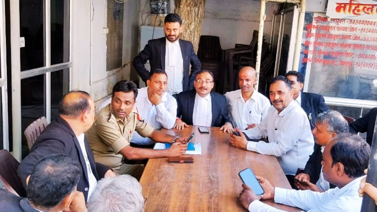 Dispute with Lekhpal in Tehsil sadar lawyers surrounded shivpur police station Victim said beaten with stick