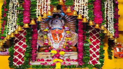 तरफरा रोड स्थित गणेश मंदिर में सजाया गया फूल-बंगला