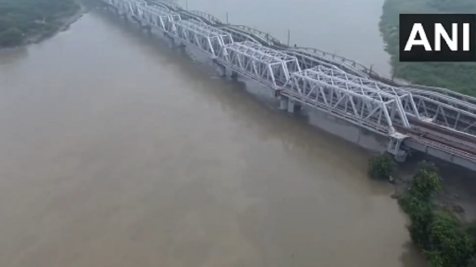 water released from Hathnikund barrage increased the tension of flood in Delhi