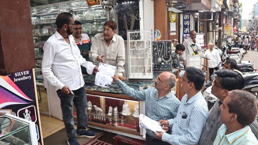 indore news sarafa market traders oppose chaupati food stalls controversy reaches bjp