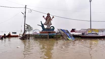 दशाश्वमेध घाट का गंगा चौराहा जलमग्न हो गया है।