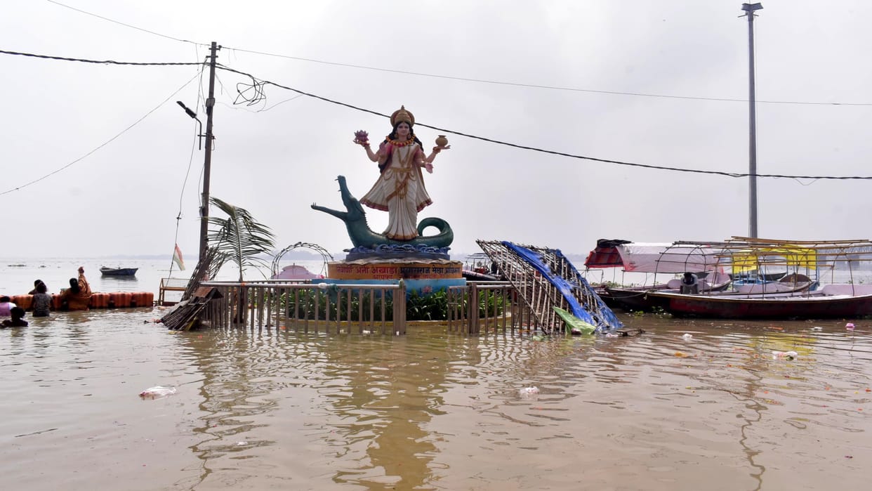 Prayagraj Flood Ganga-Yamuna water level started rising again, district administration on alert