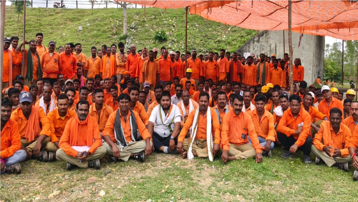 Hundreds of workers of NTPC Sipat go on indefinite strike in Korba