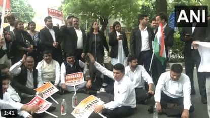 Lawyers protest in Delhi against the order of the Lieutenant Governor