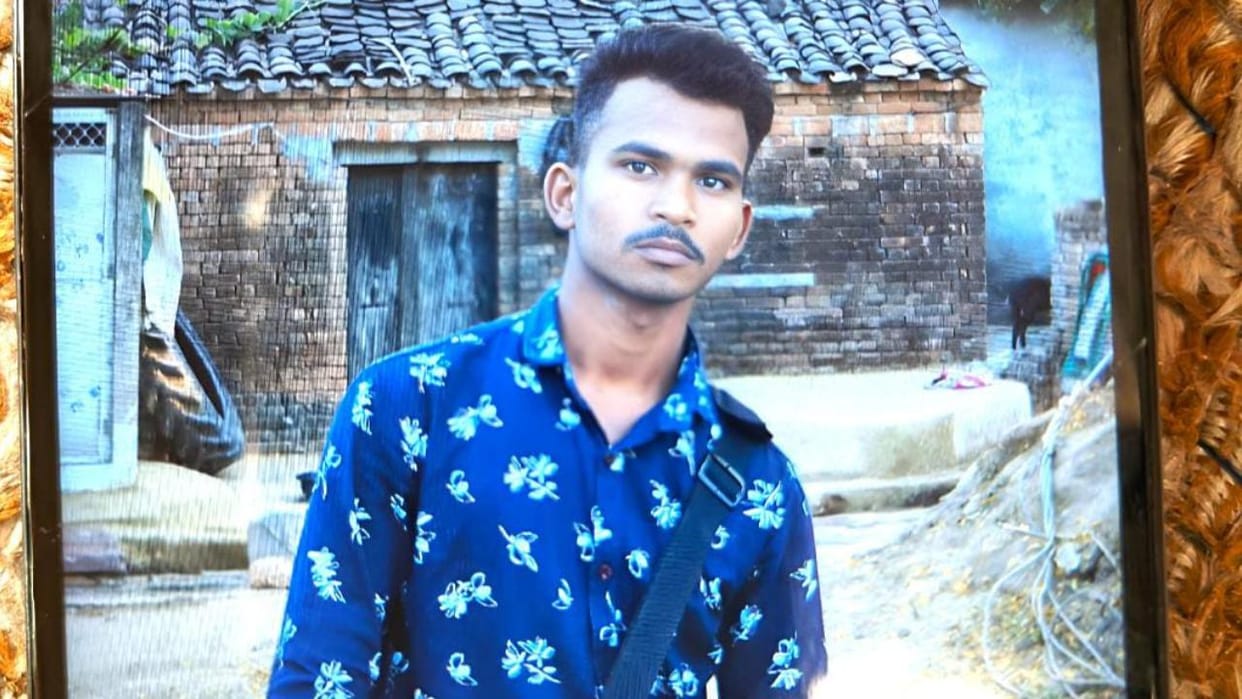 Jhansi: Angry at his father's scolding, a young man jumped into the Betwa river, divers are searching for him