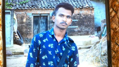 Jhansi: पिता की डांट से नाराज युवक बेतवा नदी में कूदा, तलाश में जुटे गोताखोर Jhansi: Angry at his father's scolding, a young man jumped into the Betwa river, divers are searching for him