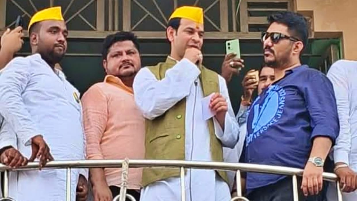 Bihar Election 2025: Tej Pratap calls Mahua MLA Bahurupiya, MLA Mukesh Roshan hits back