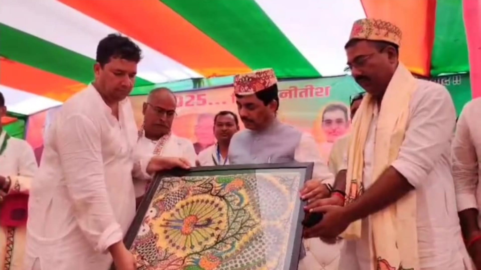 दरभंगा में राजनीतिक कार्यक्रम के दौरान भाजपा नेता शाहनवाज हुसैन