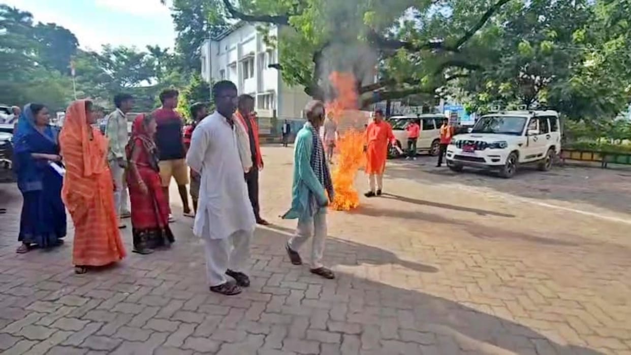 Bihar News: A family tried to commit self-immolation in Hajipur Collectorate premises, police caught