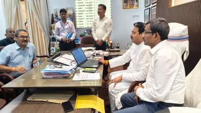 जानकारी देते पर्यटन मंत्री राजू कुमार सिंह