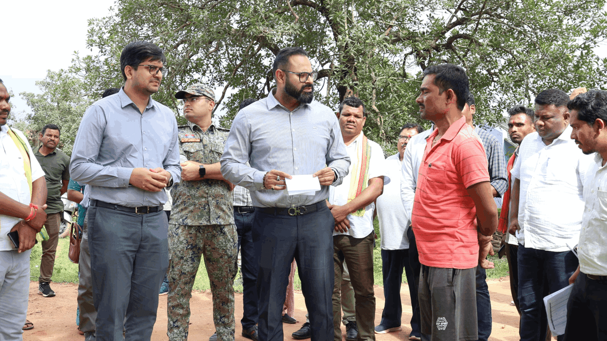 In-Charge Secretary Dr. Saransh Mittar Inspects Surokhi Relief Camp in Bijapur