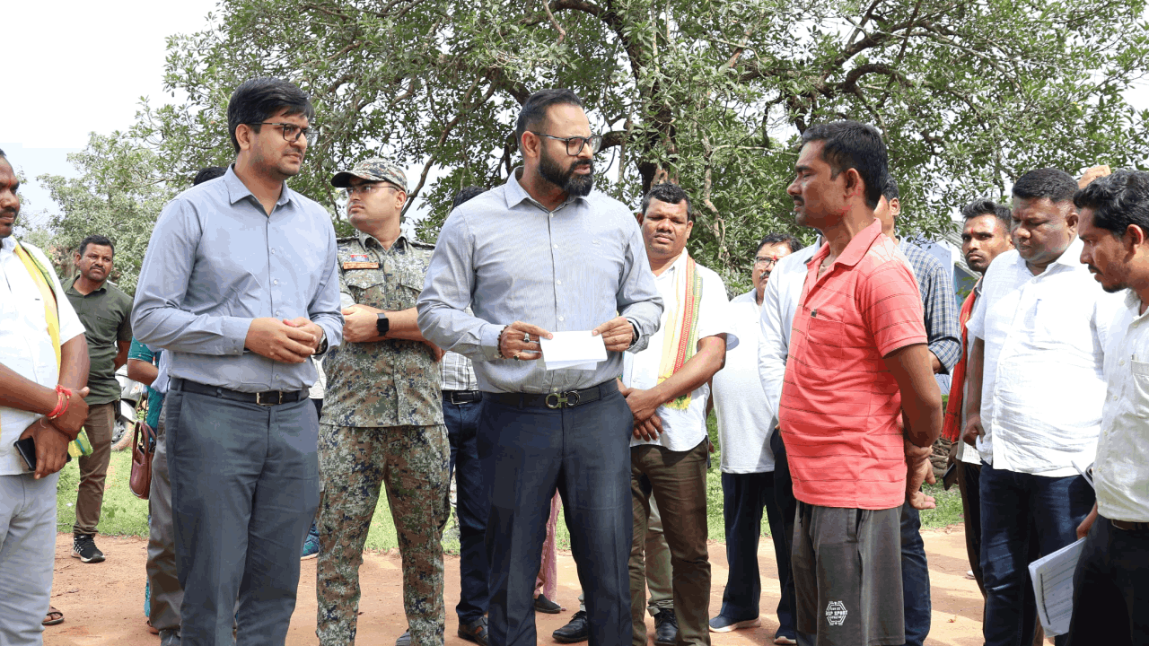 बीजापुर जिले के प्रभारी सचिव डॉ. सारांश मित्तर