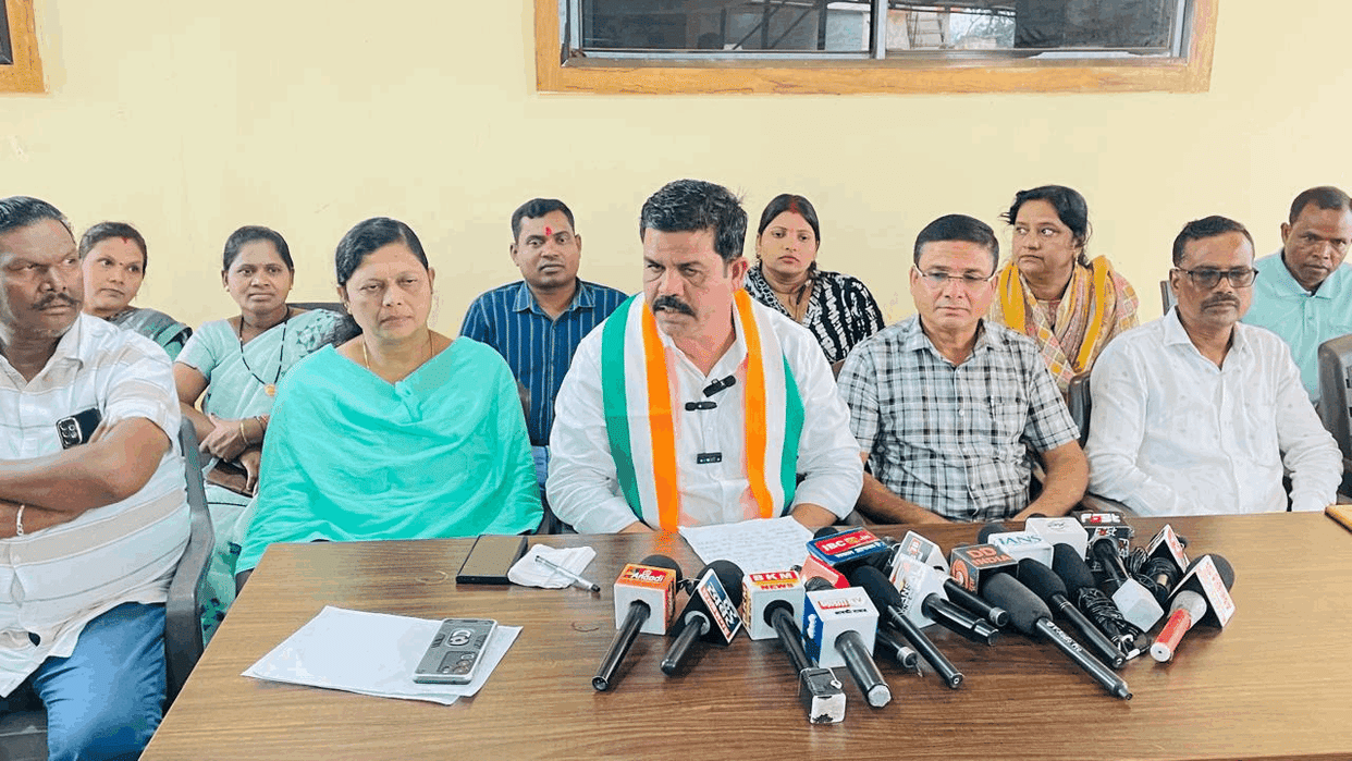MLA Vikram Mandavi raised questions on illegal storage of sand in Med