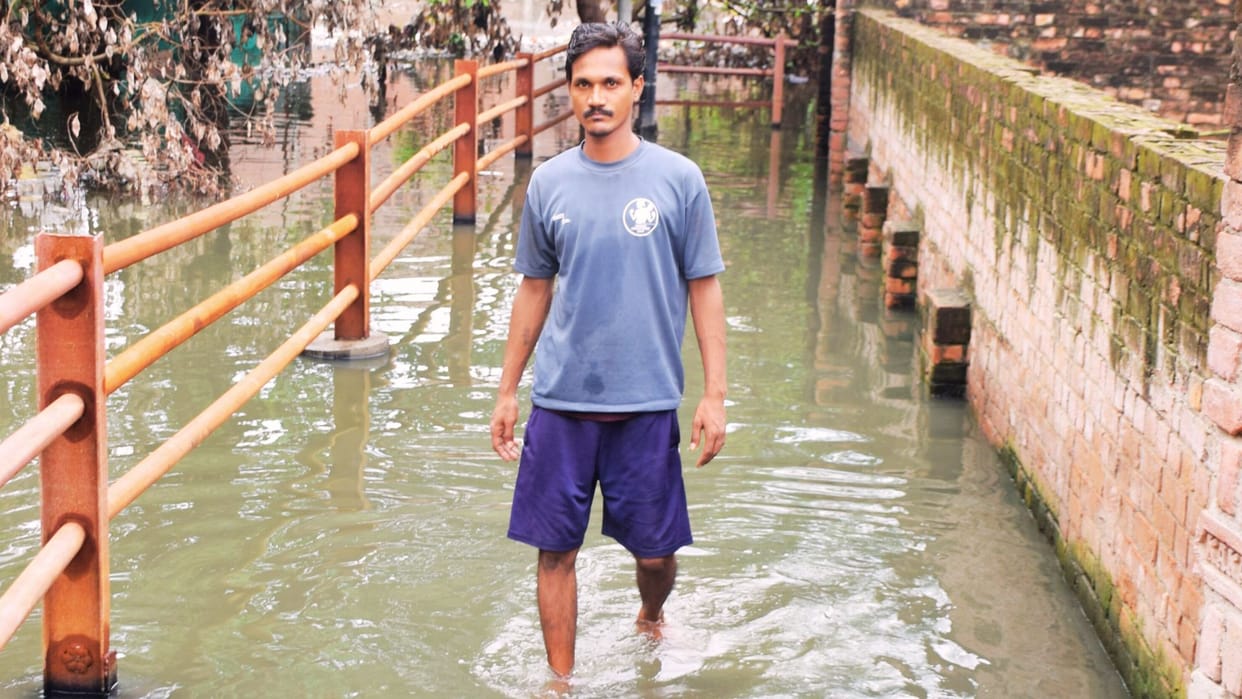 Flood water rose on Koniya Ghat bridge traffic halted Ganga water level 36 cm above warning point