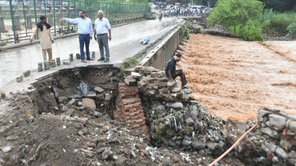Rain in Tricity Sukhna flood gates opened in Chandigarh Mohali submerged Panchkula Morni