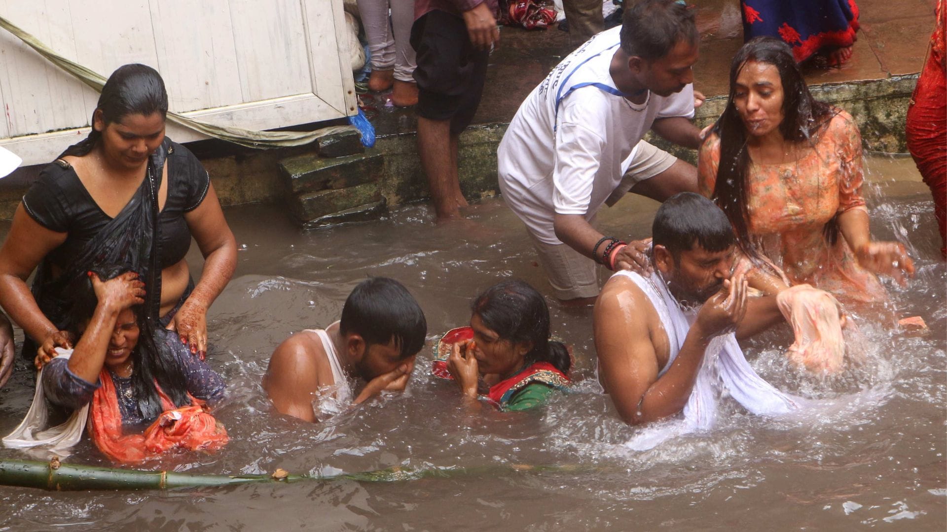 Lolark Kund After waiting for 36 hours three dips were taken in two minutes four lakh devotees reached Kashi