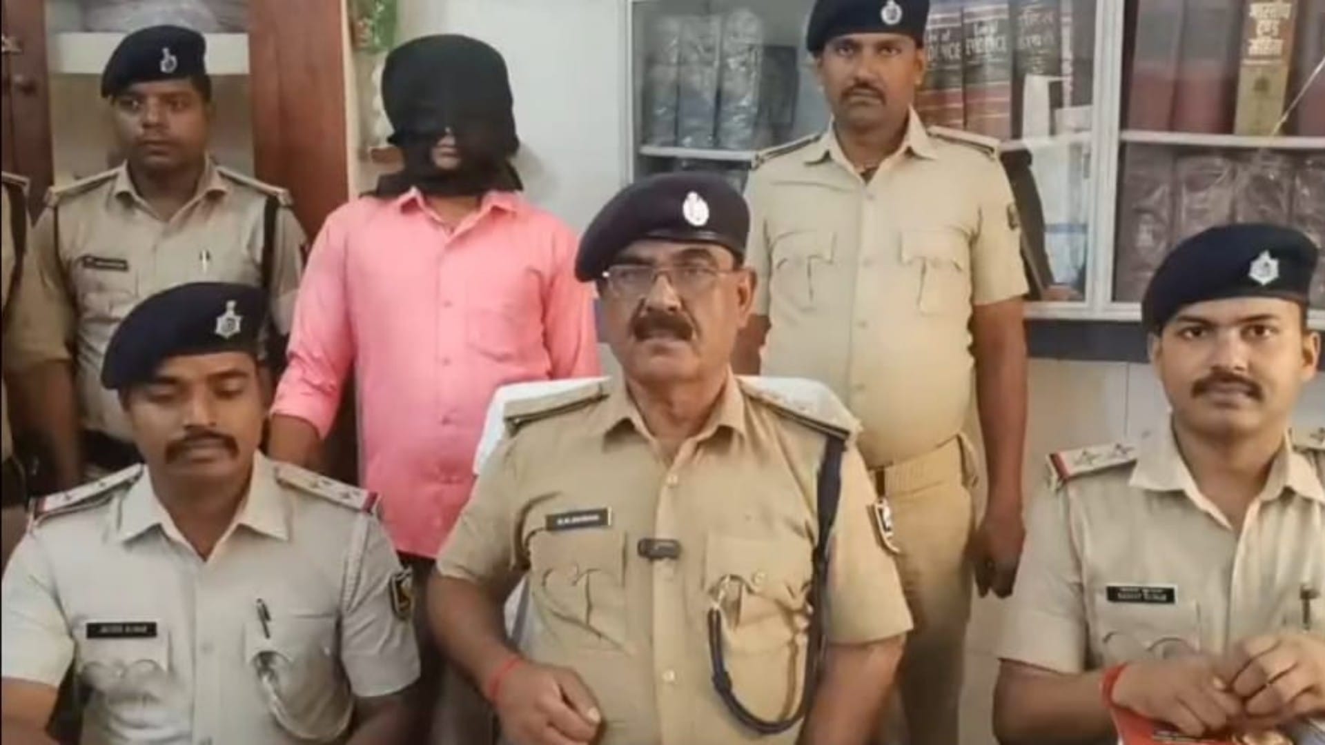 पुलिस की गिरफ्त में आरोपी राजा