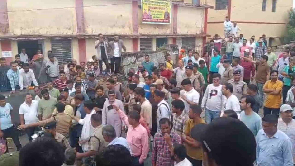 Tension during oath ceremony in Devprayag Block pramukh election Video viral tehri Uttarakhand news