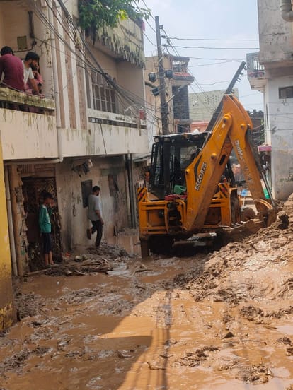 Jammu Landslide: Rain has wreaked havoc in Jammu. Houses are filled with water, mud and debris.