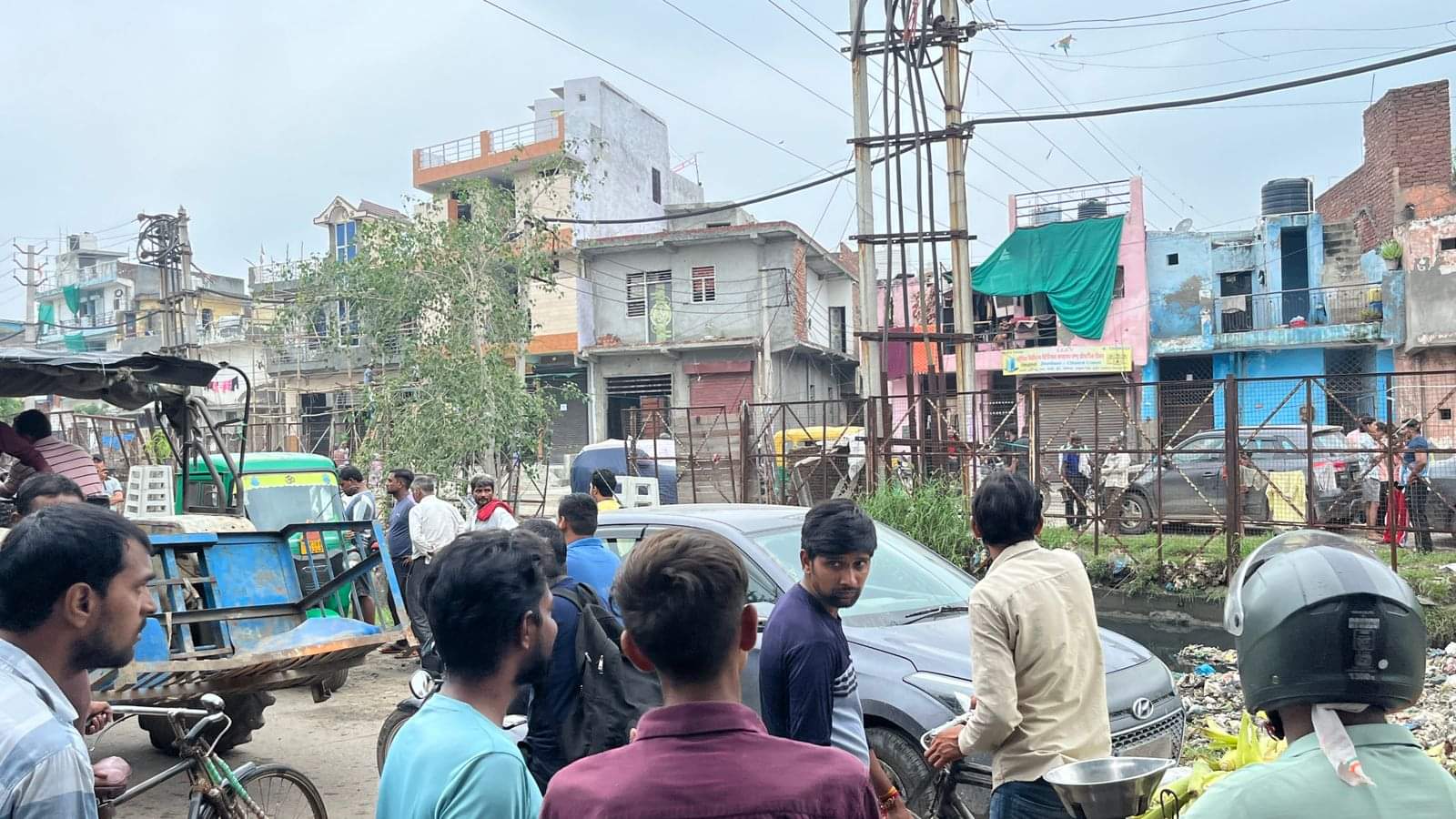 Three friends died after car fell into drain in Faridabad