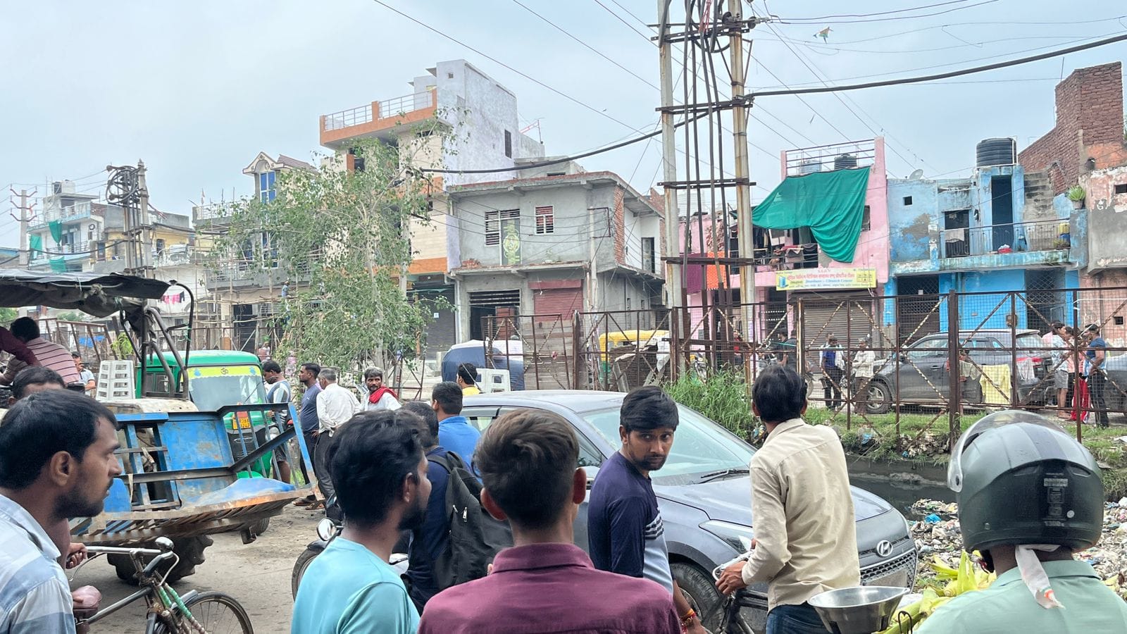 Three friends died after car fell into drain in Faridabad