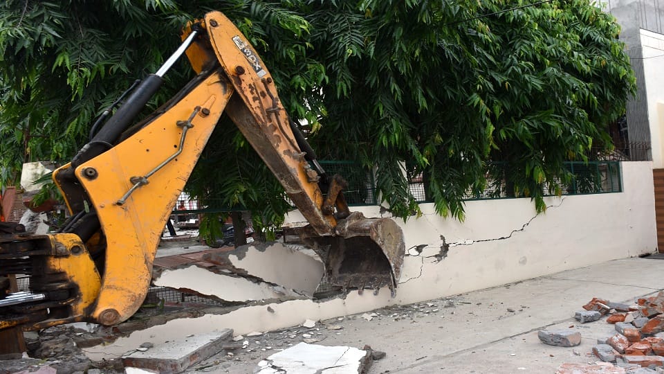 Encroachment removed from 100 feet road of Ramesh Vihar-Gyan Sarovar in Aligarh