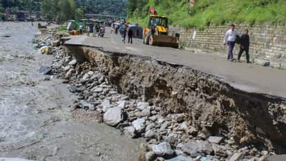 कुल्लू में ब्यास नदी के उफान पर आने से सड़क बह गई