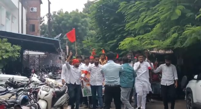 Kanpur Students protest at DM office demand restoration of student union elections warning gherao of assembly