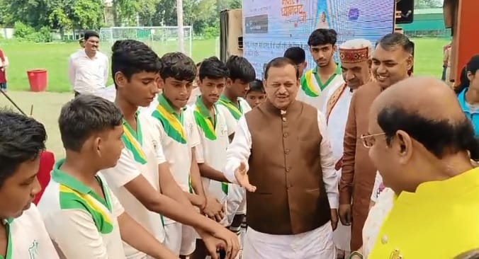 Kanpur Yogendra Upadhyay said Players like Dhyanchand are made with hard work oath of Fit India to children