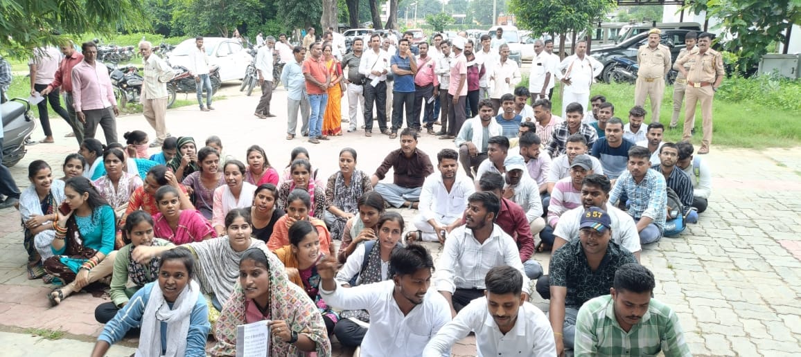 Kanpur Gram Sevak Employment Union gheraoed tehsil opposed the Agritype digital crop survey, police deployed