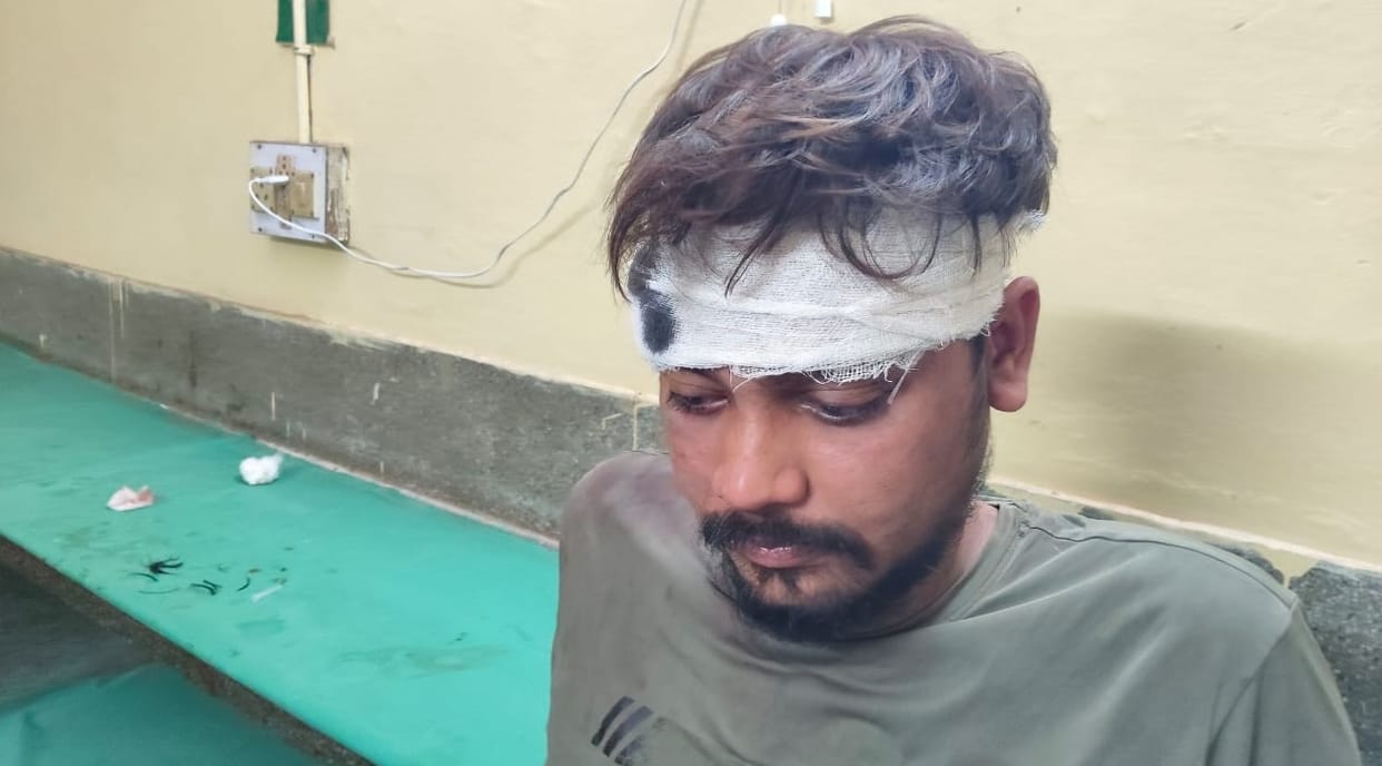 Kanpur More than 12 youths attacked three youths are serious one accused of throwing acid admitted in hospital
