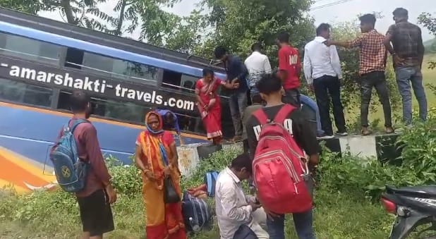 Mahoba Accident Uncontrolled sleeper bus fell into a ditch on  highway accident happened in saving bike riders