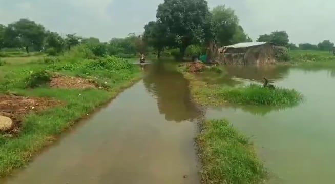 Kanpur Difficulties increased pond water spread on road villagers said traffic disrupted due to waterlogging