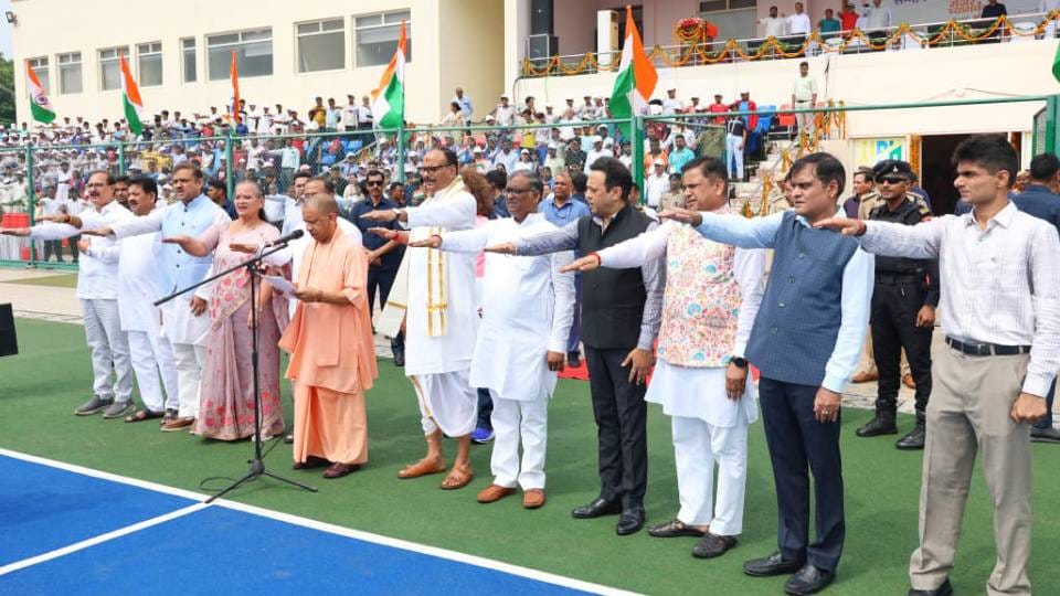CM Yogi held hockey stick on Sports Day scored goal in single shot gave incentives to medal winners