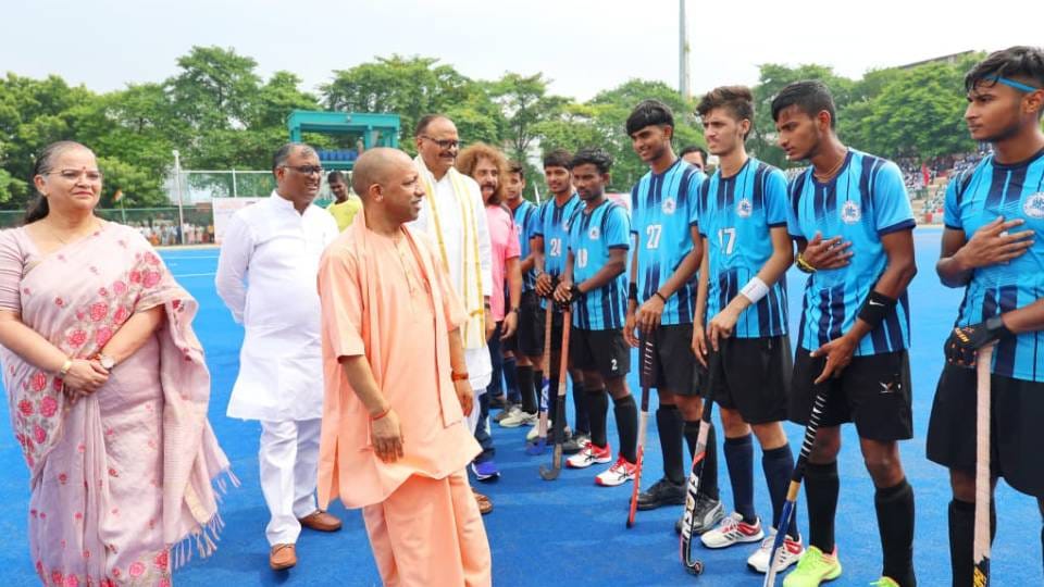 CM Yogi held hockey stick on Sports Day scored goal in single shot gave incentives to medal winners