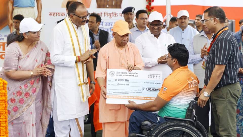 CM Yogi held hockey stick on Sports Day scored goal in single shot gave incentives to medal winners