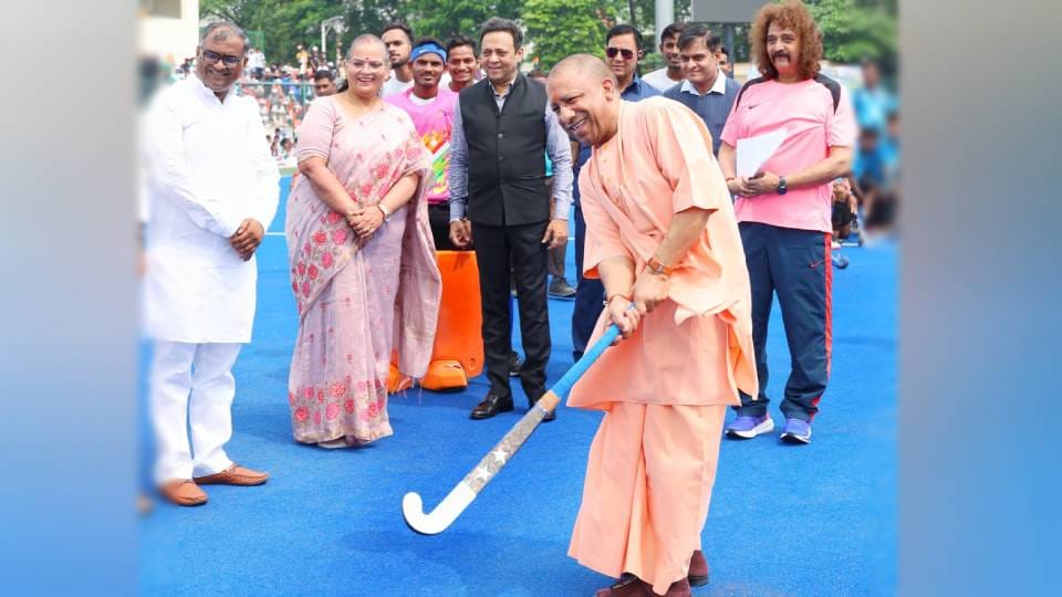 CM Yogi held hockey stick on Sports Day scored goal in single shot gave incentives to medal winners