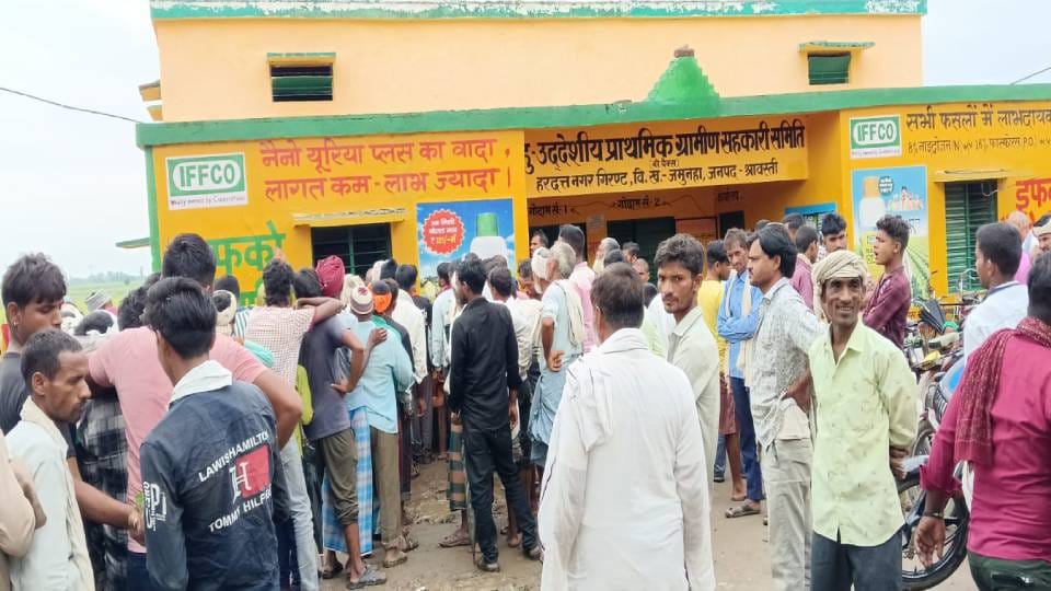farmers troubled due to fertilizer shortage follower of police was selling urea at higher price of 150