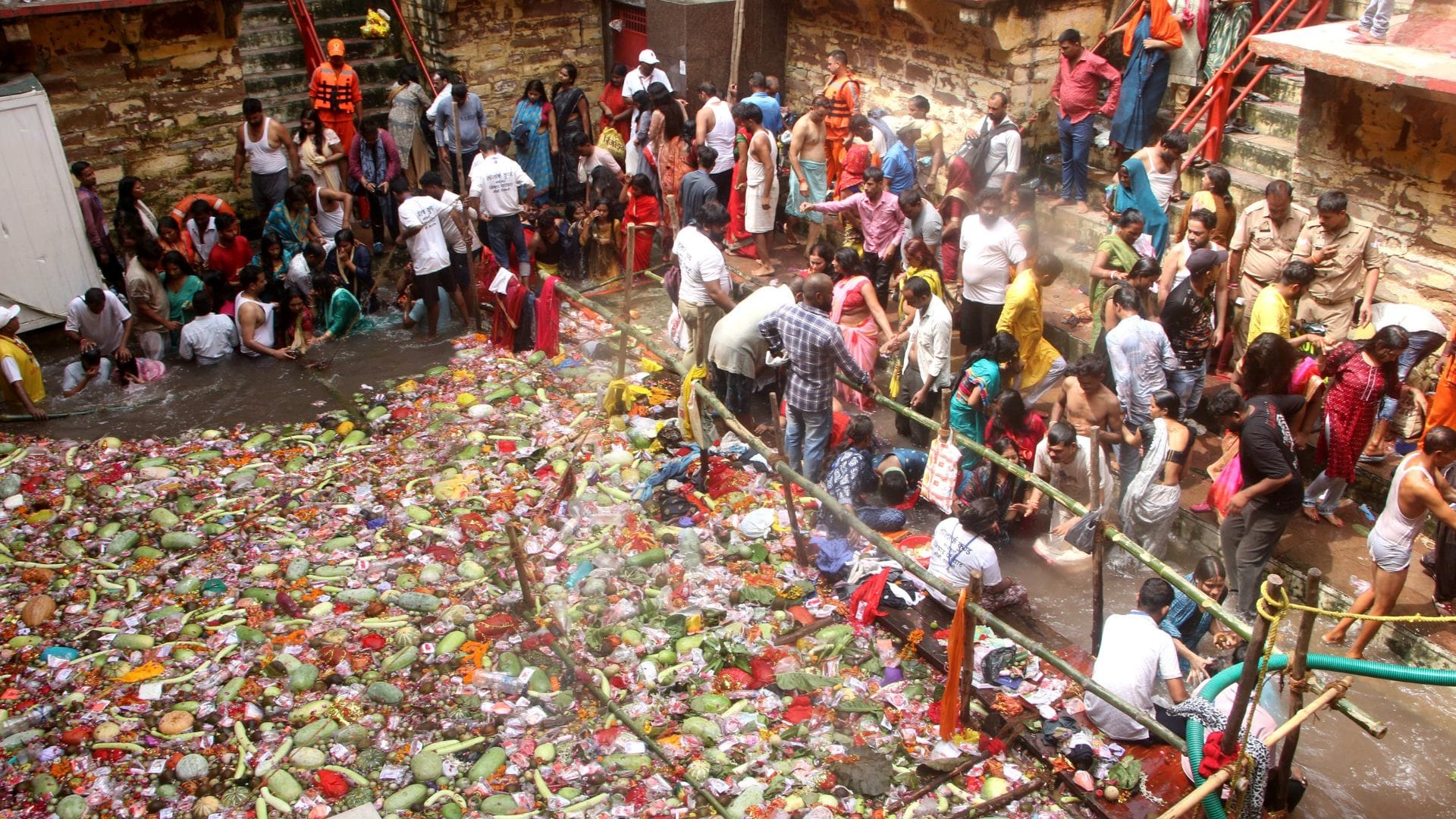 लोलार्क कुंड में डुबकी लगाते लोग। -फाइल फोटो