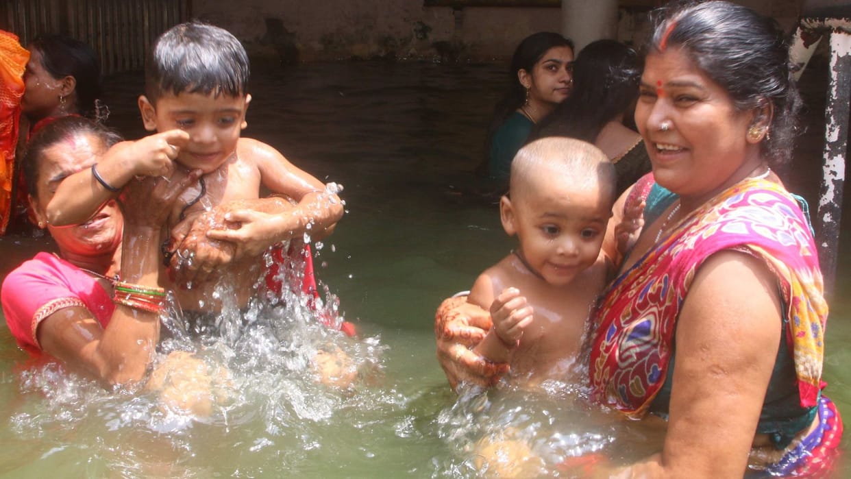 Lolark Kund After waiting for 36 hours three dips were taken in two minutes four lakh devotees reached Kashi