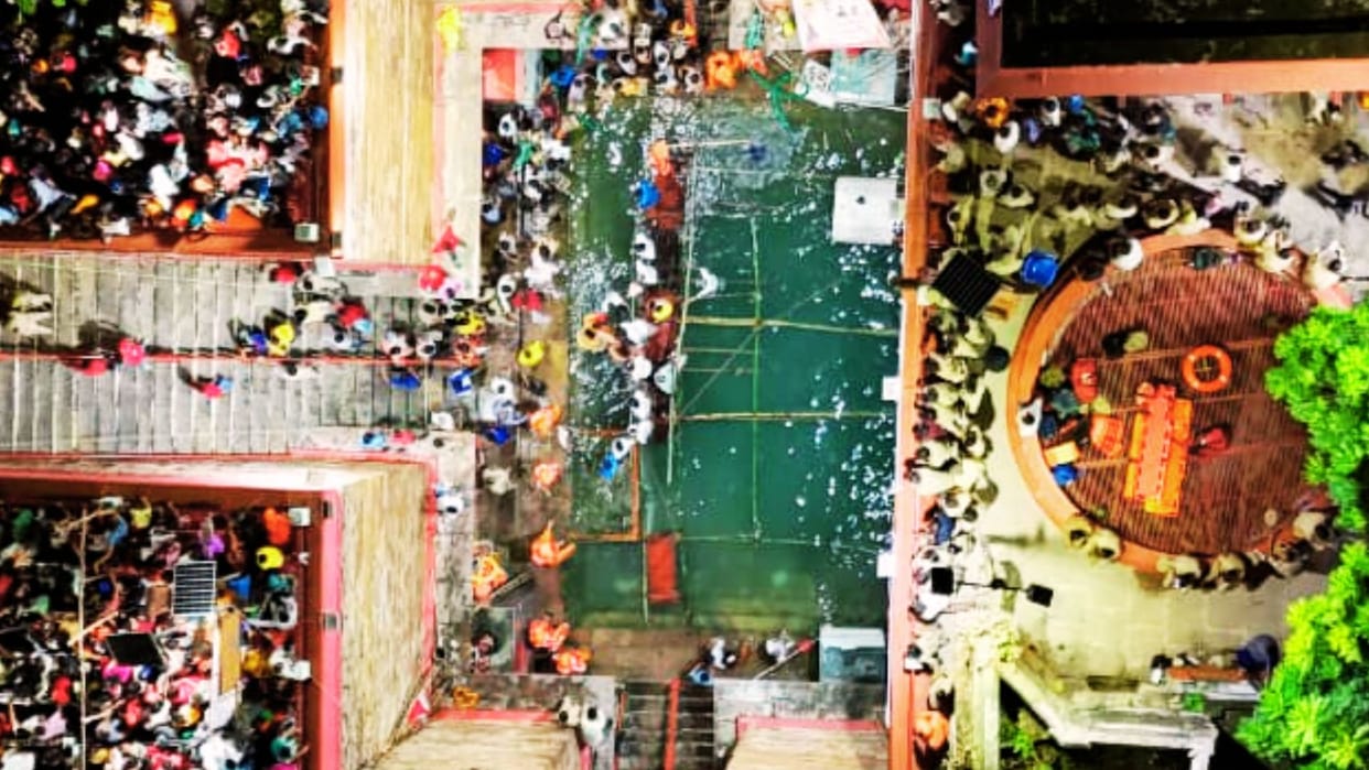 Lolark Kund Three dip bath started from midnight devotees reached Kashi from over india wish of child