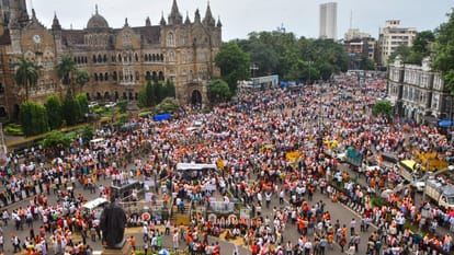 Maratha reservation movement Mumbai Updates Protesters played Kabaddi on the road traffic jam