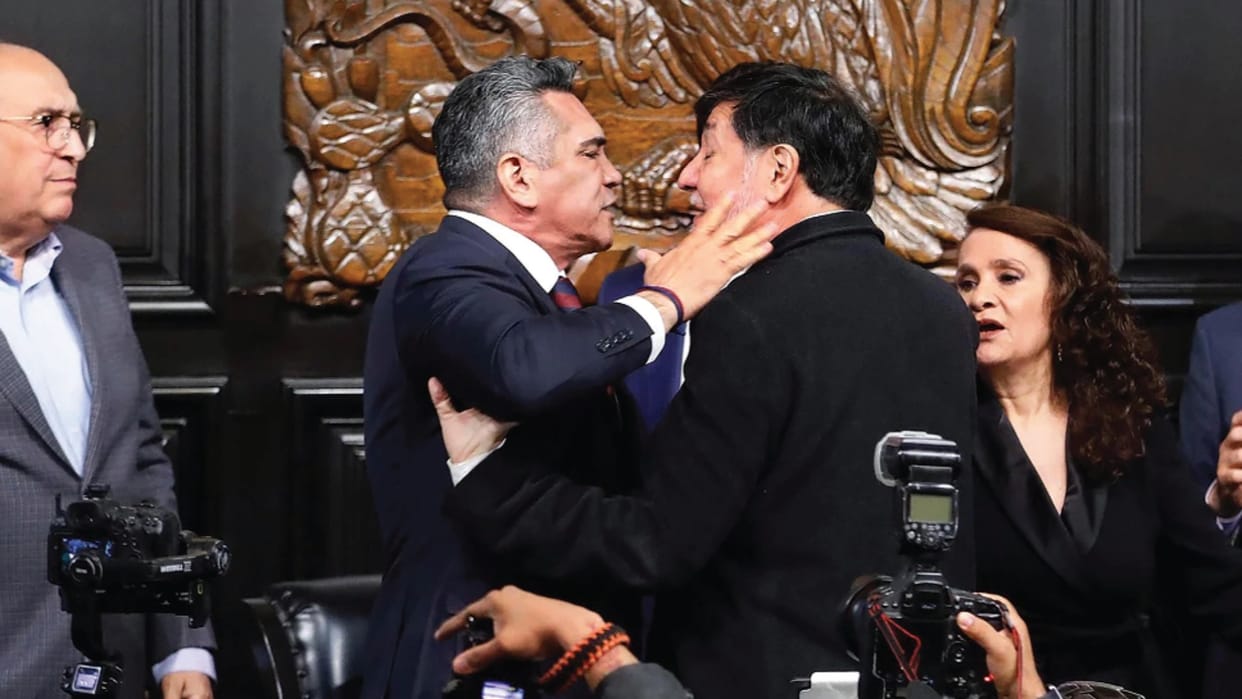 Opposition leader Alejandro Alito Moreno and Senate President Gerardo Fernandez Norona clash in Mexico Senate