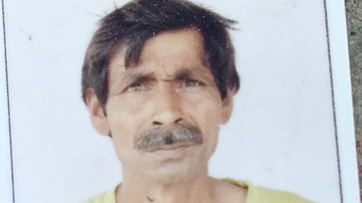 unknown vehicle ran over a driver who was repairing a pickup in Budaun