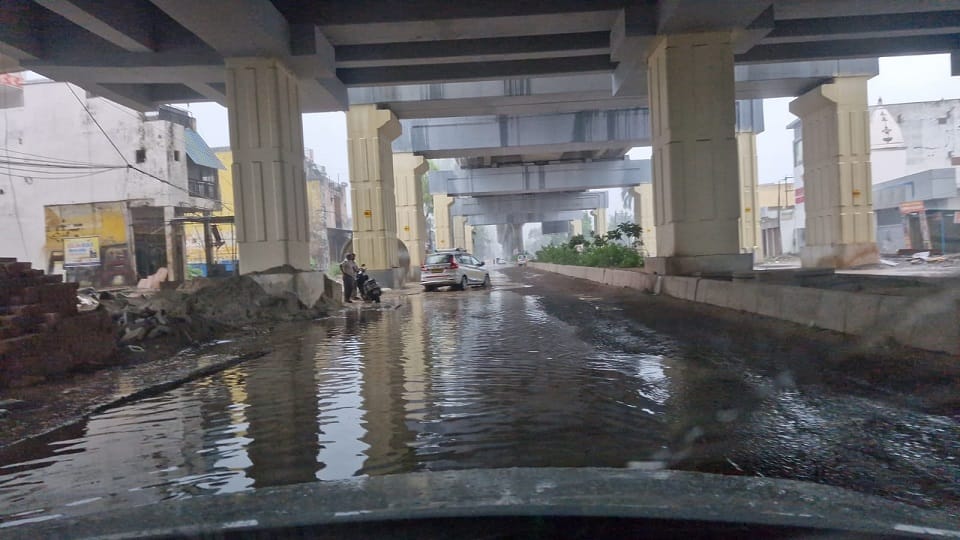 Meerut: Heavy rain since morning, water filled highway, lights switched on during day due to dark clouds.